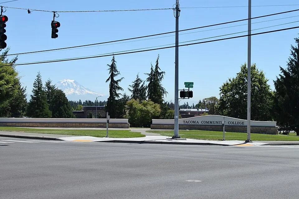 Campus des Tacoma Community College mit dem Mount Rainier
