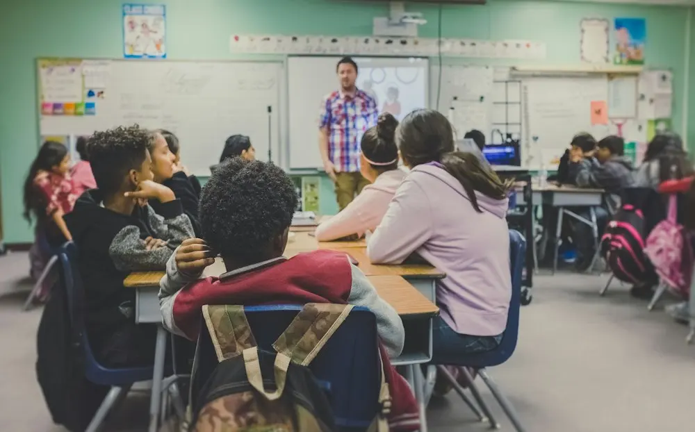Schülerinnen und Schüler lernen in einem Klassenzimmer – Beispielfoto