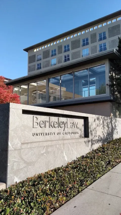 Schild von Berkeley Law vor dem Gebäude der Law School