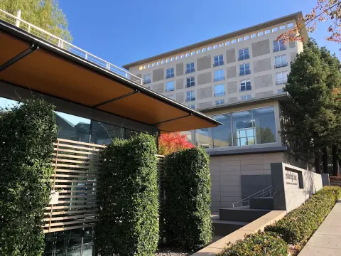 Das Gebäude von Berkeley Law an einem sonnigen Tag