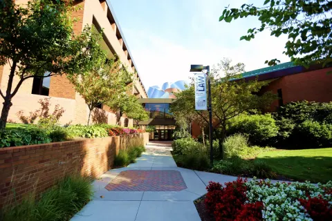 Eingang der School of Law in der George Gund Hall, Case Western Reserve University