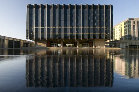 Gebäude der Law School jenseits des Wasserbeckens des Laird Bell Quadrangle