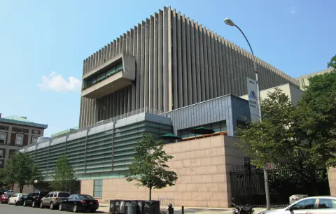 Columbia Law School von der 116th Street aus gesehen