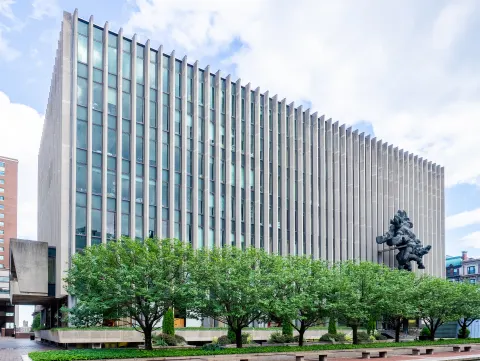 Jerome L. Greene Hall, Columbia Law School, vom Campusplatz aus gesehen