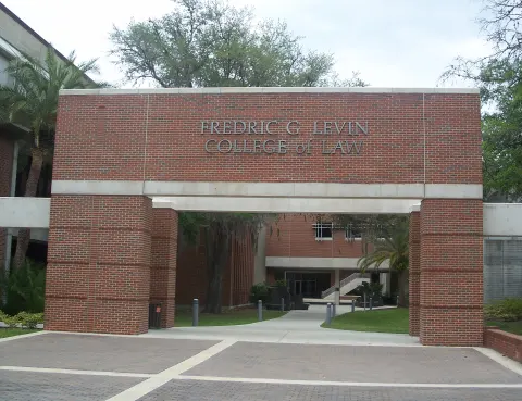 Eingang des University of Florida Levin College of Law