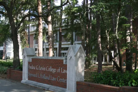 Schild des Levin College of Law zwischen Eichen, University of Florida