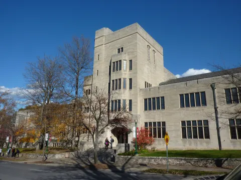 Kalksteinturm und Eingang der Maurer School of Law im Herbst