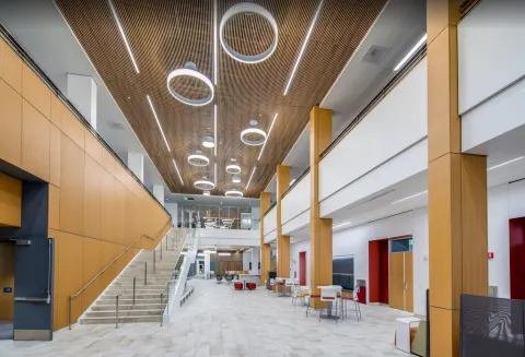 Atrium und Treppenhaus in der Charney Hall, Santa Clara Law