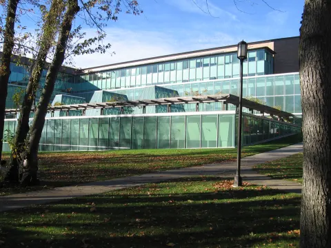 Gates Hall, University of Washington School of Law, über eine Rasenfläche hinweg gesehen